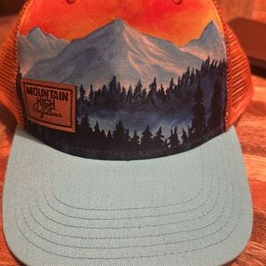 Mountain high outfitters snap back hat truckers hat. NWT. Locale